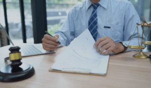 Compliance trabalhista para PMEs com revisão de documentos de RH