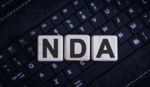 NDA pronto da internet e riscos para segredos comerciais, código e lista de clientes