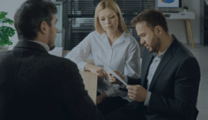 Revisão de contrato empresarial antes da assinatura